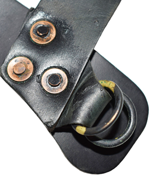 Maintien double boucle par rivets. Maintien double boucle par rivets.