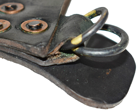 Détails double boucle en laiton. Détails double boucle en laiton.