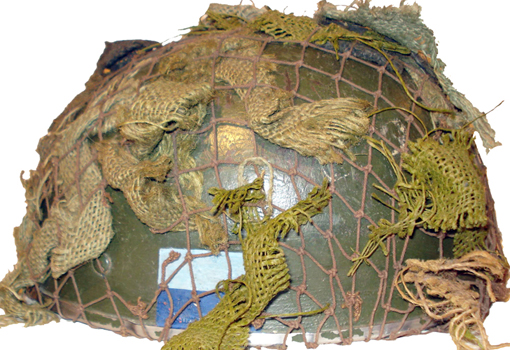 Filet maille moyenne avec bandes de toile de jute.