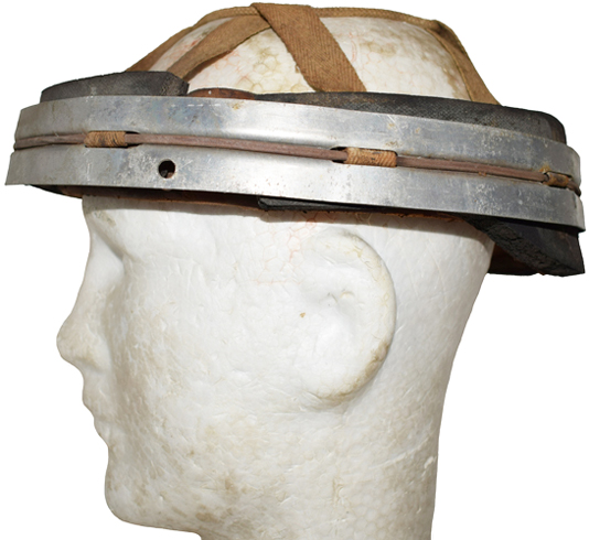 Coiffe, vue de c&ocirc;t&eacute;.