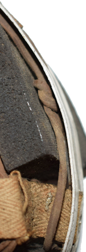 Nouage lacet en cuir.