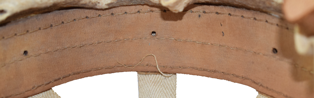 Cerclage en cuir (notez les perforations du cuir au niveau des bandes constituant la suspension). Cerclage en cuir (notez les perforations du cuir au niveau des bandes constituant la suspension).