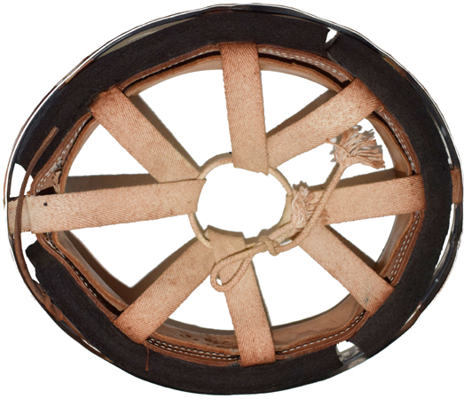 Coiffe, vue &agrave; plat - revers.