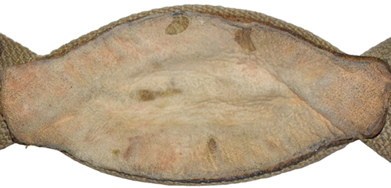 Mentonni&egrave;re, recto et verso doubl&eacute; de peau de chamois.