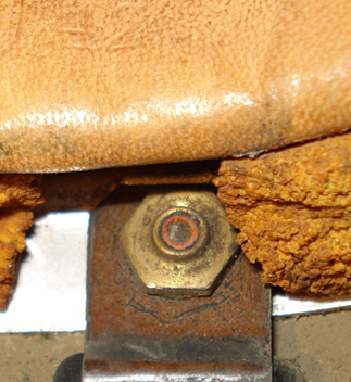 D&eacute;tail maintien pontet arri&egrave;re.