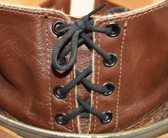 Laçage arrière. Laçage arrière.