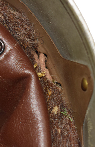 Nœud lacet en cuir de maintien de la coiffe. Nœud lacet en cuir de maintien de la coiffe.