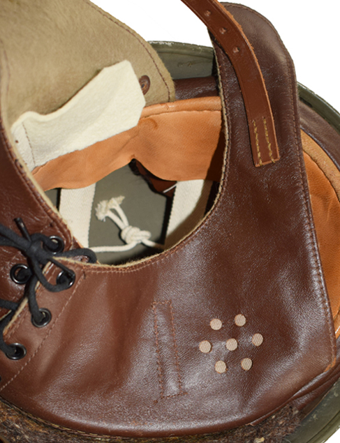 Bavolet - face extérieure. Bavolet - face extérieure.