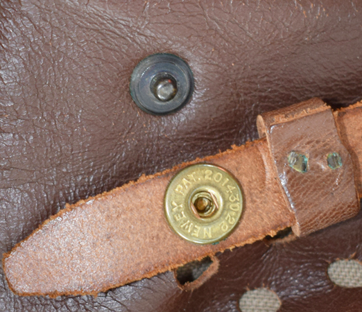 Bouton pression de maintien de l'excédent de la jugulaire. Bouton pression de maintien de l'excédent de la jugulaire.