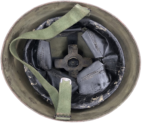 Casque produit dans les années 1950 avec coiffe FFL Mark III. Casque produit dans les années 1950 avec coiffe FFL Mark III.