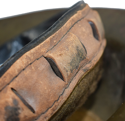 Bandeau en cuir muni de tubes en caoutchouc. Bandeau en cuir muni de tubes en caoutchouc.