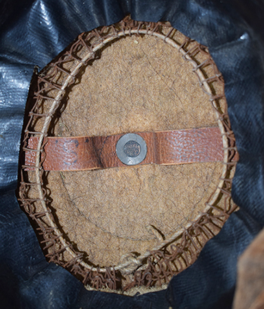 Tête de rivet doublée d'une large rondelle. Tête de rivet doublée d'une large rondelle.