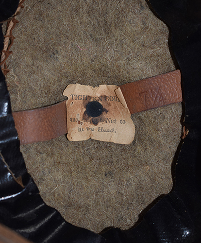 Tampon ovale avec surface en feutre gris sous lequel on observe l'anneau en caoutchouc. Tampon ovale avec surface en feutre gris sous lequel on observe l'anneau en caoutchouc.