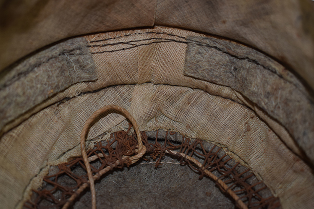 Tampon ovale avec surface en feutre gris sous lequel on observe l'anneau en caoutchouc. Tampon ovale avec surface en feutre gris sous lequel on observe l'anneau en caoutchouc.