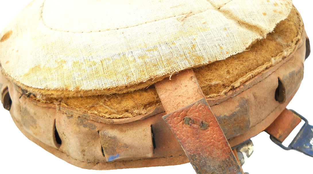 Assemblage autour d'un bandeau en cuir. Assemblage autour d'un bandeau en cuir.