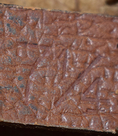 Taille estampée sur la bande de cuir de montage. Taille estampée sur la bande de cuir de montage.