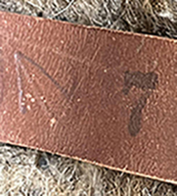 Taille tamponnée et broad arrow. Taille tamponnée et broad arrow.