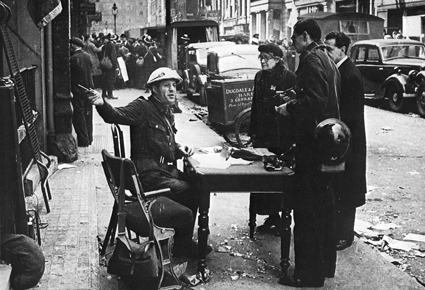 Cet IO, coiffé de son CC bleu, a installé son poste dans la rue. Cet IO, coiffé de son CC bleu, a installé son poste dans la rue.