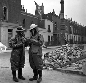 Cet IO a coiffé son CC bleu par dessus le Helmet curtain N°1 Cet IO a coiffé son CC bleu par dessus le Helmet curtain N°1