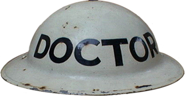 Médecin attaché à un First Aid Post. Médecin attaché à un First Aid Post.