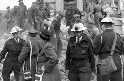 Chief Warden, light Rescue Head Warden et Post Warden. Chief Warden, light Rescue Head Warden et Post Warden.