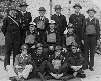 Post Warden et son adjoint, entourés de Wardens et Messengers. Post Warden et son adjoint, entourés de Wardens et Messengers.