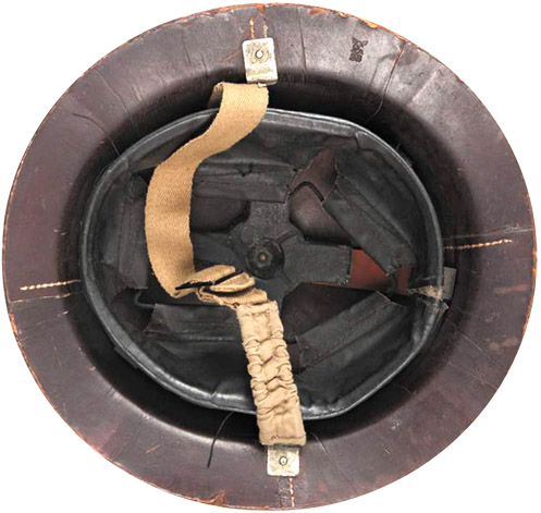 Vue de la coiffe et de la jugulaire. Vue de la coiffe et de la jugulaire.