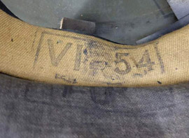 Autre tampon de 1954 à l'intérieur d'une coiffe. Autre tampon de 1954 à l'intérieur d'une coiffe