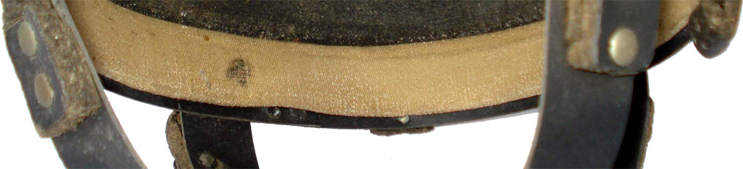 Le bandeau est doublé intérieurement par une bande de caoutchouc mousse recouverte de toile. Le bandeau est doublé intérieurement par une bande de caoutchouc mousse recouverte de toile.
