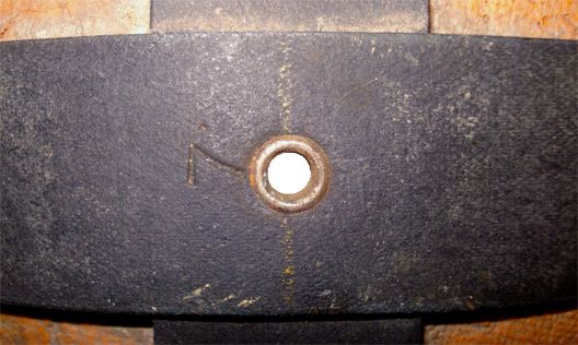 Rivet-œillet dans lequel passera la vis sommitale. Rivet-œillet dans lequel passera la vis sommitale.