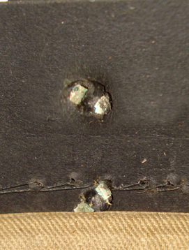 Extrémités des rivets de fixation. Extrémités des rivets de fixation.