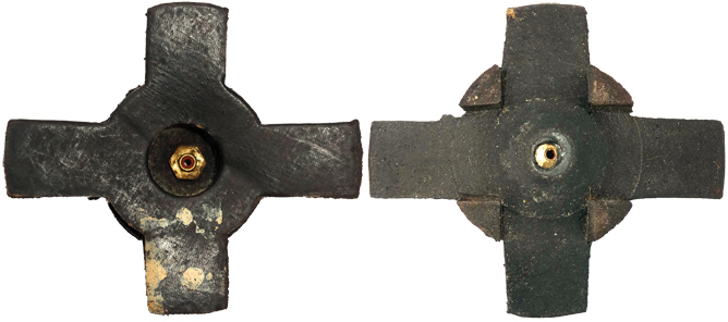 Tampon sommital, vue de dessous et vue de dessus. Tampon sommital, vue de dessous et vue de dessus.