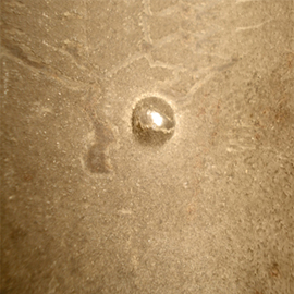 Tête extérieure du rivet. Tête extérieure du rivet.