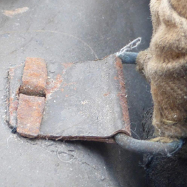 Pontet de jugulaire conservé avant 1937. Pontet de jugulaire conservé avant 1937.