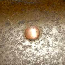 Tête extérieure du rivet. Tête extérieure du rivet.