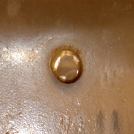 Tête extérieure du rivet. Tête extérieure du rivet.