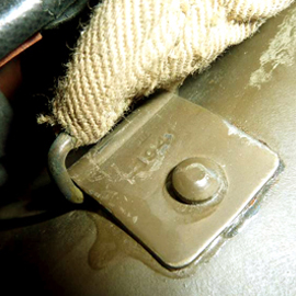 Anneau de jugulaire clipsé. Anneau de jugulaire clipsé.