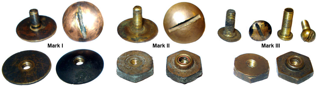 Vis Mark I (pour comparaison), vis Mark II, vis Mark III. Ligne du haut: les vis recto-verso, ligne du bas: leurs écrous recto-verso. Vis Mark I (pour comparaison), vis Mark II, vis Mark III. Ligne du haut: les vis recto-verso, ligne du bas: leurs écrous recto-verso.