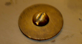 Vis à tête ronde de 5,5 avec rondelle. Vis à tête ronde de 5,5 avec rondelle.