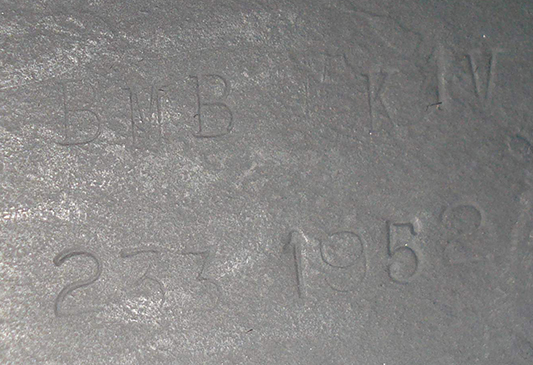 Marquage estampée sur l'arrière, B.M.B 1952.