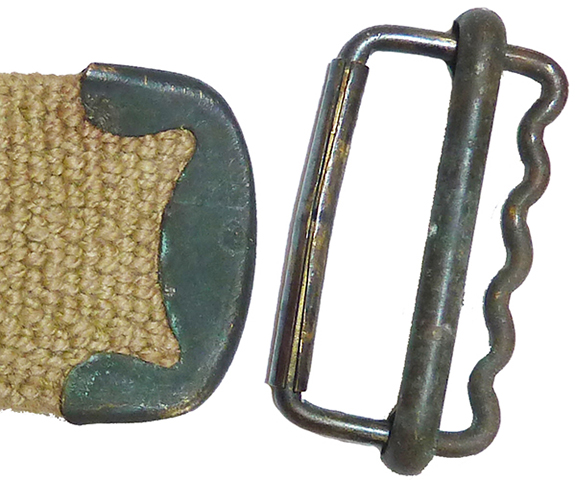 Extrémité renforcée avec ferrure et boucle coulissante.