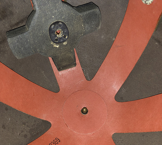 Détails positionnement au fond de la bombe. Détails positionnement au fond de la bombe.