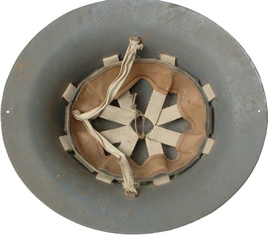 Jugulaire de fortune en toile. Jugulaire de fortune en toile.