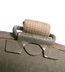 Pontet de jugulaire mobile.