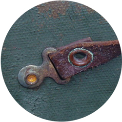 Fixation de la jugulaire. Fixation de la jugulaire.