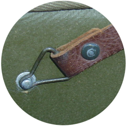 Fixation de la jugulaire. Fixation de la jugulaire.