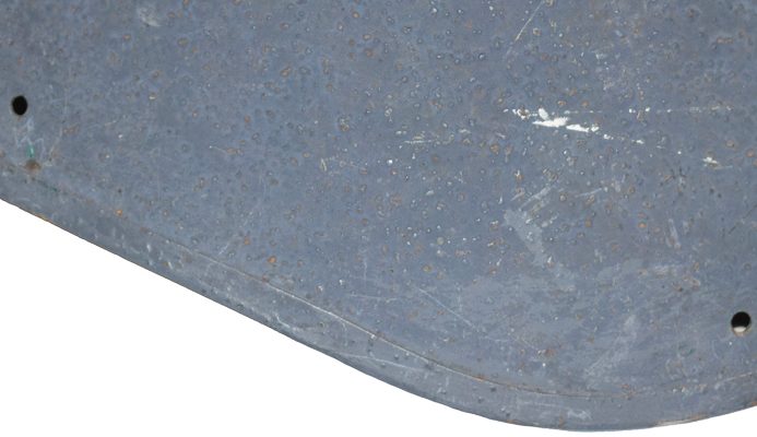 Orifices latéraux destinés au maintien de la jugulaire. Large passant en cuir épais.