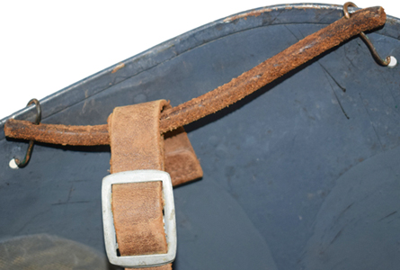 Points de fixation (vue intérieure). Tige en laiton.