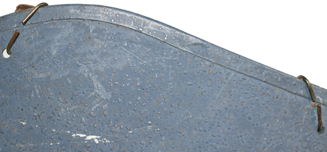 Points de fixation (vue extérieure). Passage de la jugulaire.