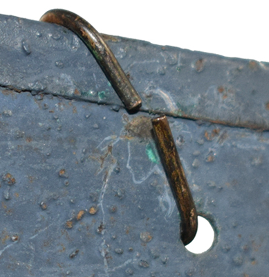 Fixation par fil de laiton. Détail fixation.